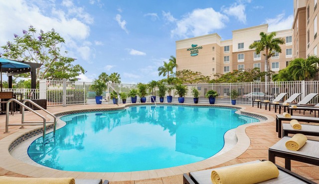 Family Vacation! Spacious Unit w/Kitchen, Free Breakfast, and Pool
