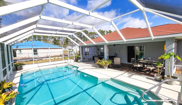 Fun In The Sun ! Minutes to Beach-Year Round Jacuzzi! Pool- Pet-Friendly!