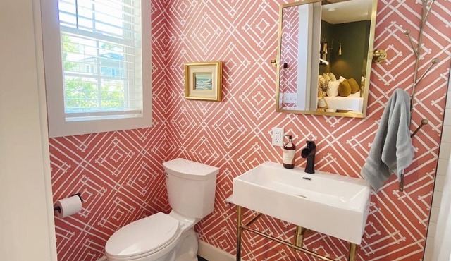 Garden Cottage Retreat ~ 2 miles to Downtown Greenville!