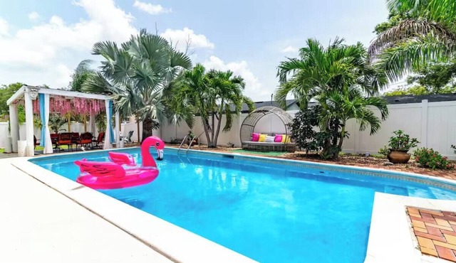 Girls Getaway HQ, Heated Pool, 10 min to CL Beach