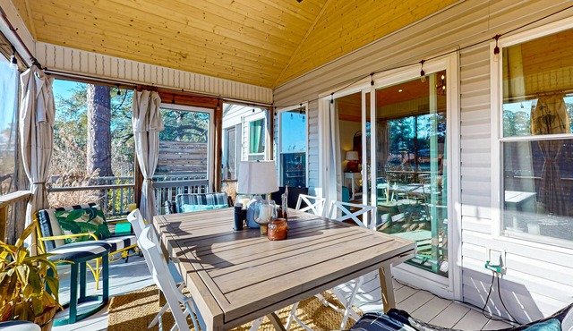 Gorgeous creekside cottage with firepit, board games, dock, deck, & washer/dryer
