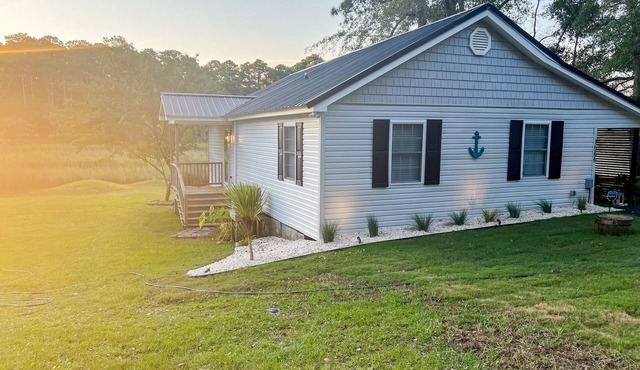 Gorgeous creekside cottage with firepit, board games, dock, deck, & washer/dryer