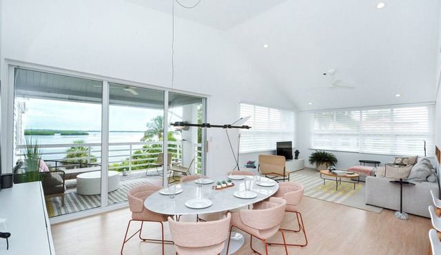 GORGEOUS UPSCALE LONGBOAT KEY CONDO OFFERS BAYFRONT VIEWS!