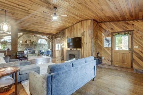 Great for Groups! Spacious Melcroft Home w/Deck