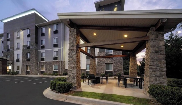 Greenville King Room w/Free Breakfast + Gym