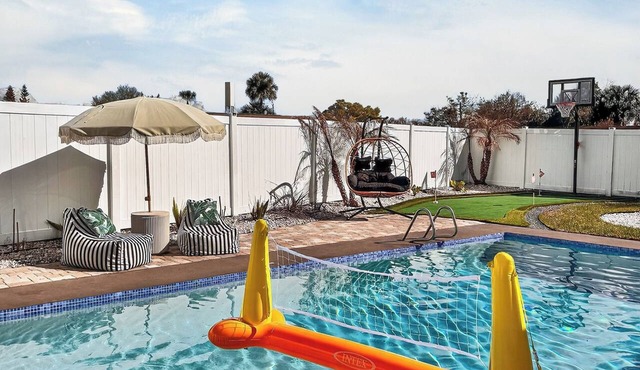 Groovy 4bed/2bath home with pool near Florida Mall