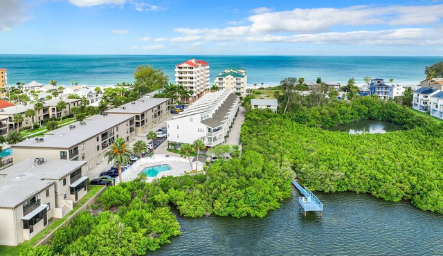 ★Gulf Coast 107★ Heated Pool + Beach Gear, Steps to Beach! Clean&Spacious Condo