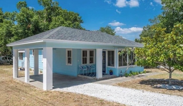 Gulf coast bungalow near beaches and the Sponge Docks with water front dining