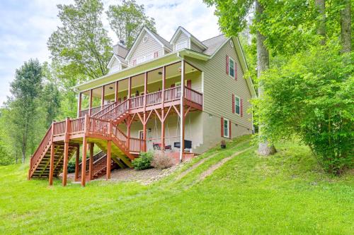 Hammocks & Forest Views: Creekside Murphy Retreat