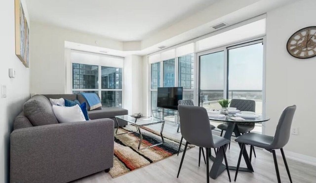 Harbourfront 2BR Toronto Suite Near Union Station