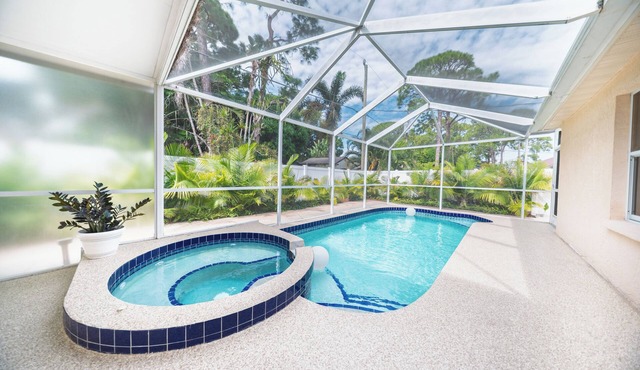 Heated Pool Family Retreat Near Sarasota Beaches 5 Minutes from Downton