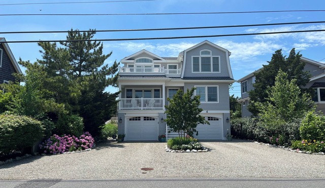 Heated Pool, Gas Fire Pit, Elevator, 5 bd, Large Rooftop deck with Water views!
