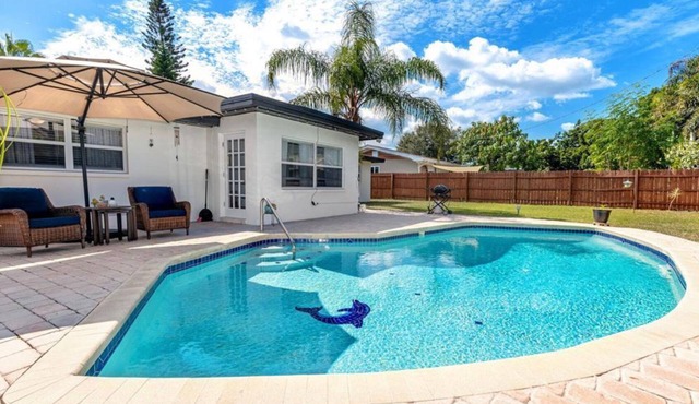 Heated POOL Oasis DOG/FAMILY Welcome! 6mi-BEACHES & 2mi to DWTN! Fast/Free WI-FI
