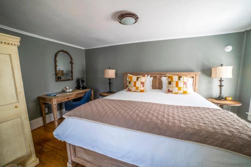 Hellbender Bed & Beverage
