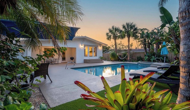 High Style Privacy Near the Beach, Heated Pool & Hot Tub