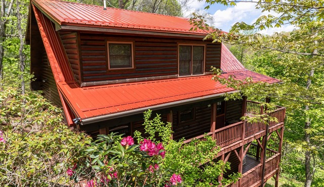Highwood- Mountain Views, Hot Tub, Arcade, Fire Pit, Foosball, Sleeps 12