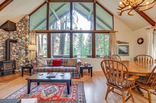 Hillside Hideaway: Warm & Cozy Terrace Lakes Cabin