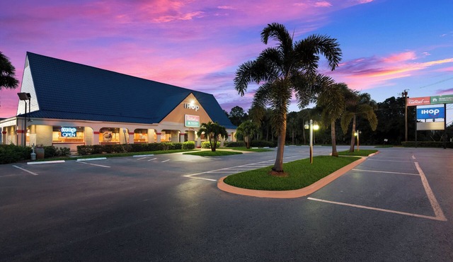 HomeTowne Studios By Red Roof Vero Beach - I-95