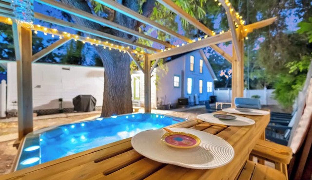 Hot Tub & Firepit! Walk to Downtown Safety Harbor