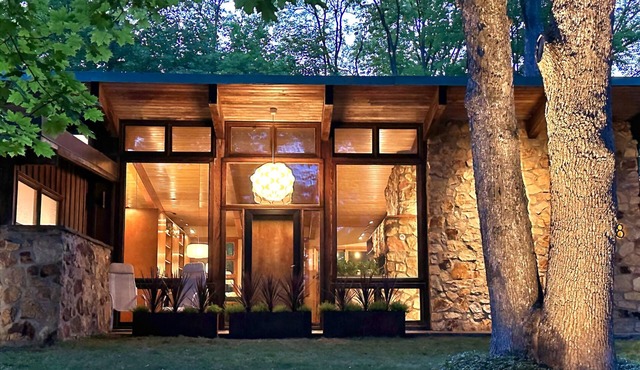 Hudson Valley Mid Century Monroe Bungalow -1 hr from NYC - Gourmet Kitchen