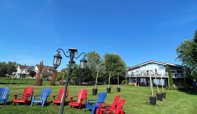 Huron waterfront cottage 8bed/4bath 20+guests/Hotub/2pets/outshower/beach.
