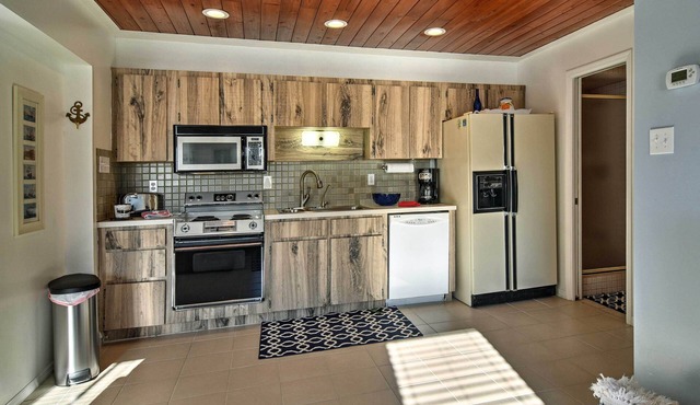 Indian Shores Cottage w/Cabana - Steps to Beach!