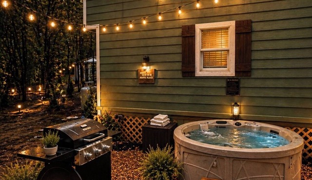 Intimate Tiny Home Escape- Hot Tub-Fire Pit- Private Half Acre Near Weiss Lake