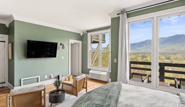 Iris Spring Room - Mountain Views, Balcony, Fireplace