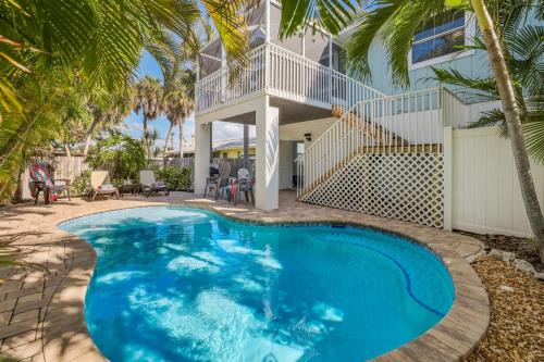 Island Hideaway East: 5 Minute Walk to Beach, Private Pool by Anna Maria Life Vacation Rentals