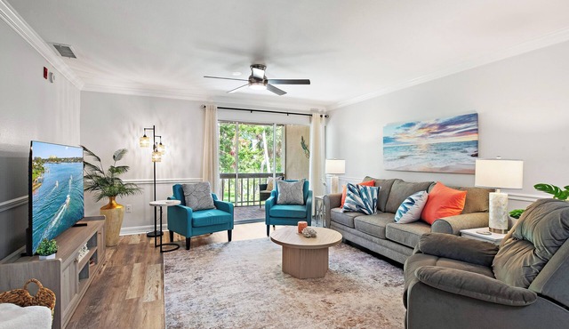 July discounts! Cozy 2-bedroom 2nd floor, end unit condo in charming Sarasota