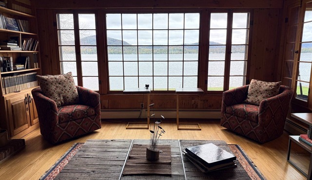 Just listed! Waterfront on 4th with awesome views! Cozy 4-bedrm home on the lake