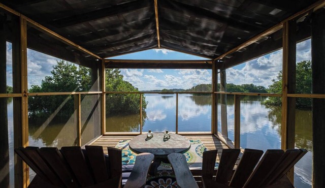 Kiss Me Kottage- Private Waterfront Home!