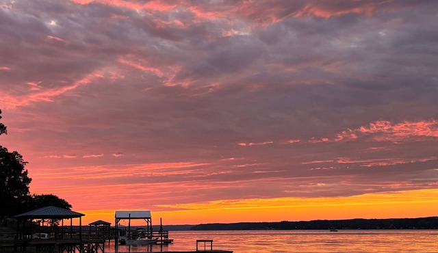 Lake Wateree Retreat,Private Dock, Fire Pit,Kayaks,Sunset glow views, sleeps 6