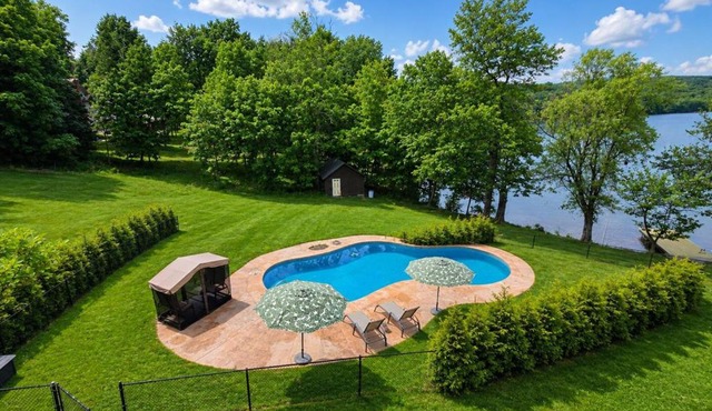 Lakefront Retreat w/Pool & Boats – Sleeps 12