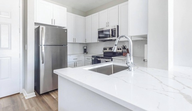 Landing | Beautiful 1BD, Gym, Pool