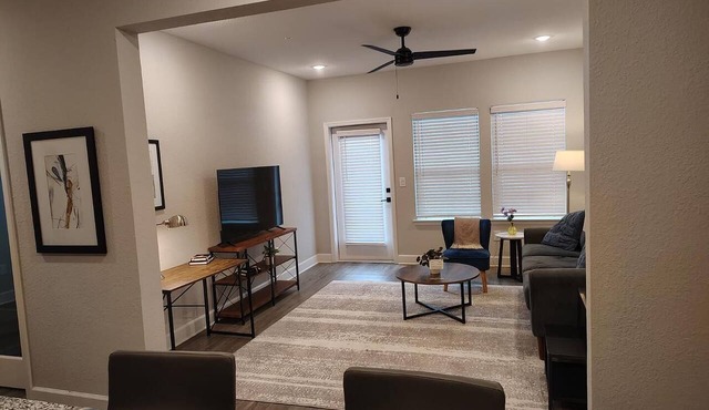 Landing | Stylish 2BD, Gym, Pool