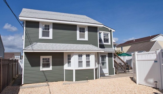 Lavallette Home Steps from Beach! Sleeps 11, 4 BR 2 BA, Beach Tags included