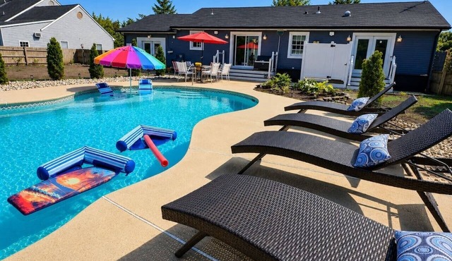 Lefty’s Poolside Retreat