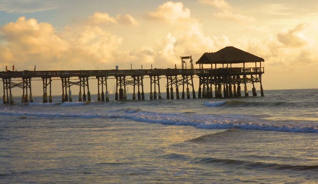 LIVIN' THE DREAM 1ST FLOOR CONDO, STEPS TO THE BEACH HEATED POOL, PRIME LOCATION