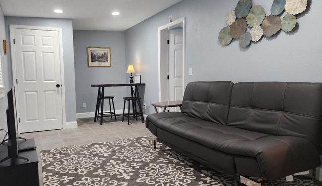 Lovely One Bedroom home/guest house