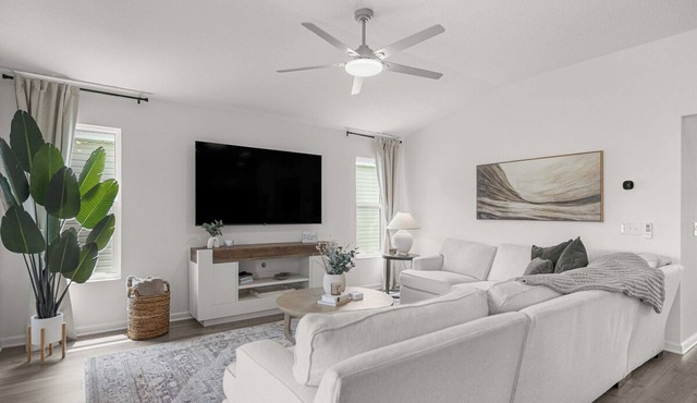Luxe 3BR | Long & Short Stays l Walk to Eastport | Golf Cart