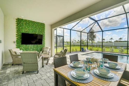 Luxe Venice Gem w/Outdoor Pool & Hot Tub