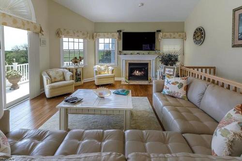Luxurious Beach Block 4-Bdrm House for the whole family - prices reduced!