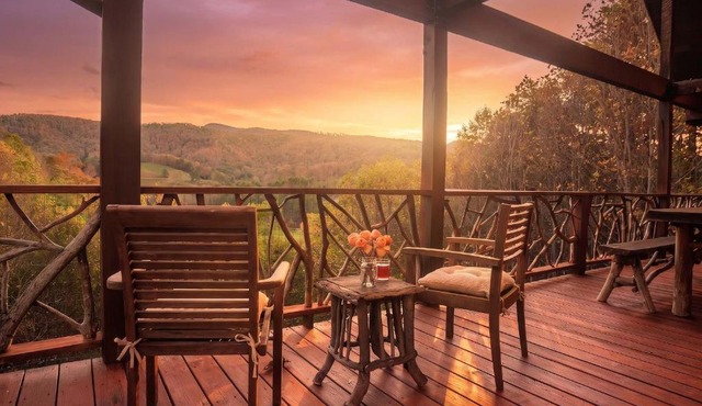Luxurious Mountain Retreat with Hot Tub Jacuzzi Suite & Wood-Burning Fireplace - 10 Min to Boone