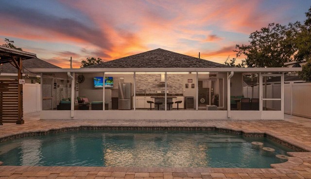 Luxury Heated Pool 🔥 Tiki Bar Sleeps 12 Near Busch Gardens & TPA Airport
