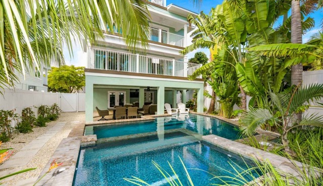 Luxury House w/Heated Pool & Spa, Walk to Beach