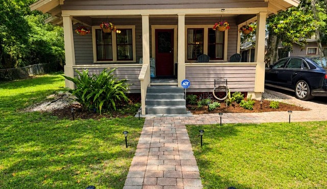 Magnolia Cottage Historic 1923 home in Downtown DeLand & close to Stetson