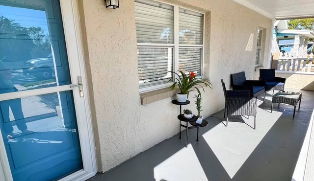 Main St Hideaway w/2 car-garage washer and dryer