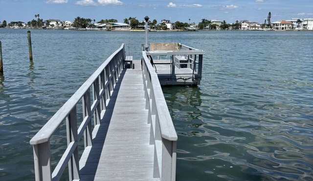 Malyn 7, Waterfront Condo, short walk to beach