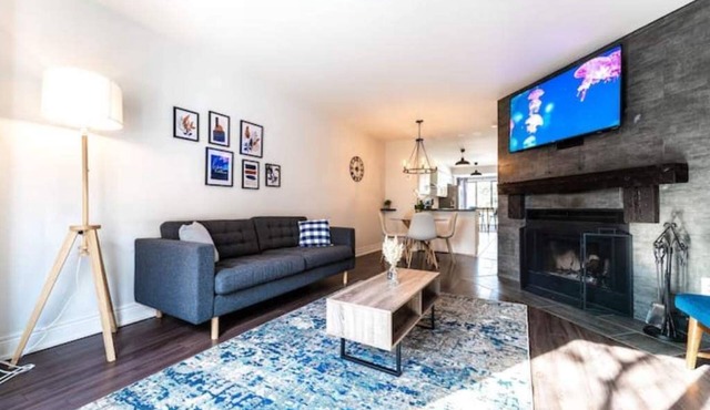 Mapleview Burlington Gem-King bed-Stylish Townhome